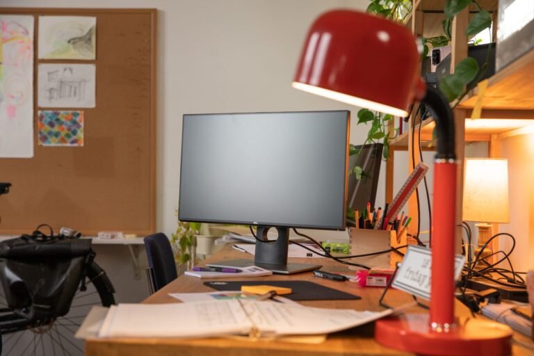 Rode bureaulamp op een werkplek — voorbeeld van een standaardlamp